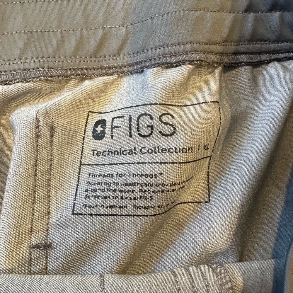 Figs brand technical collection scrub set with joggers size XL